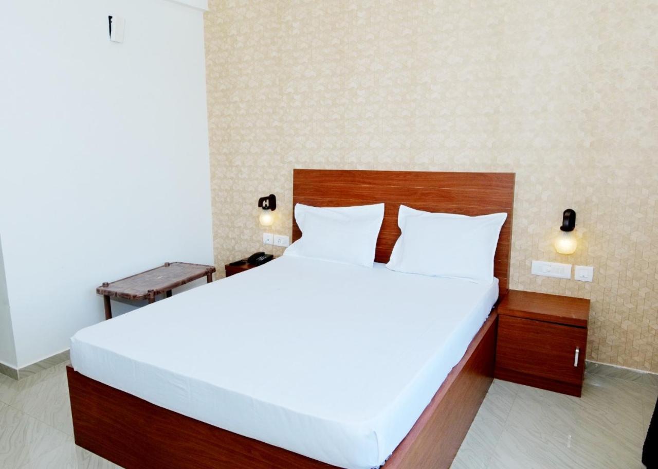 Dwarka Lodging & Boarding Mulki Екстериор снимка