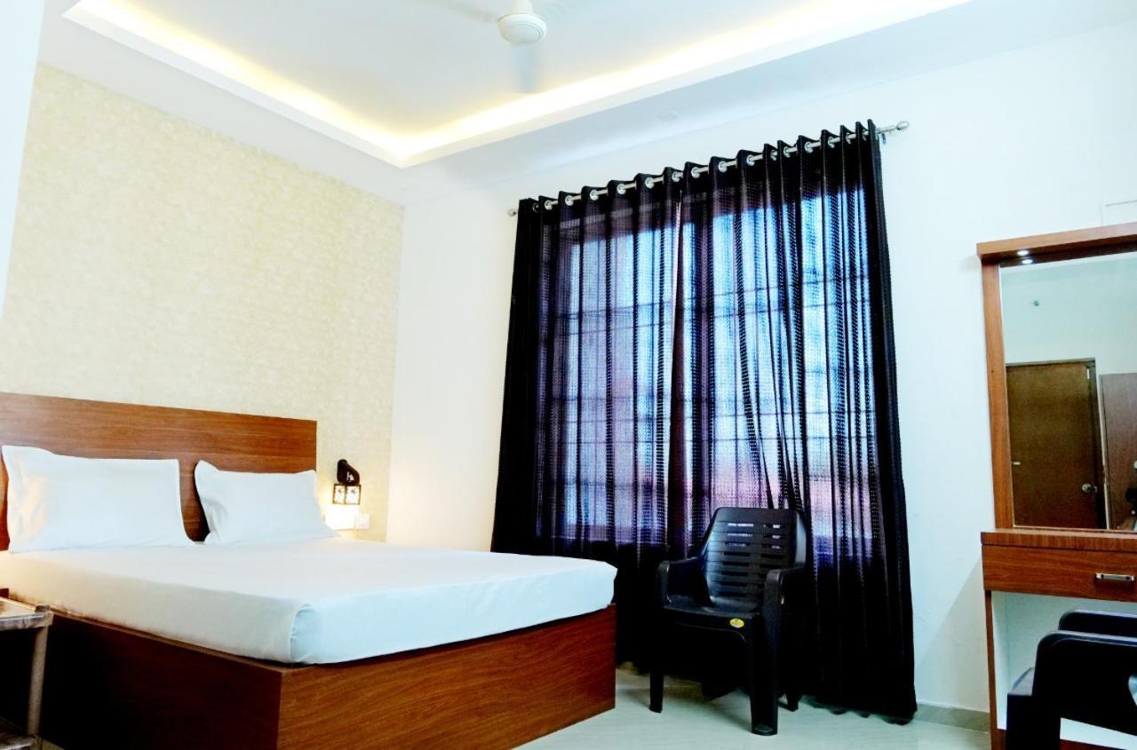 Dwarka Lodging & Boarding Mulki Екстериор снимка